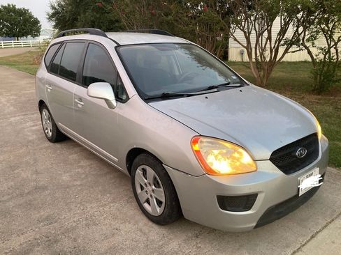 Used 2009 Kia Rondo LX image 2