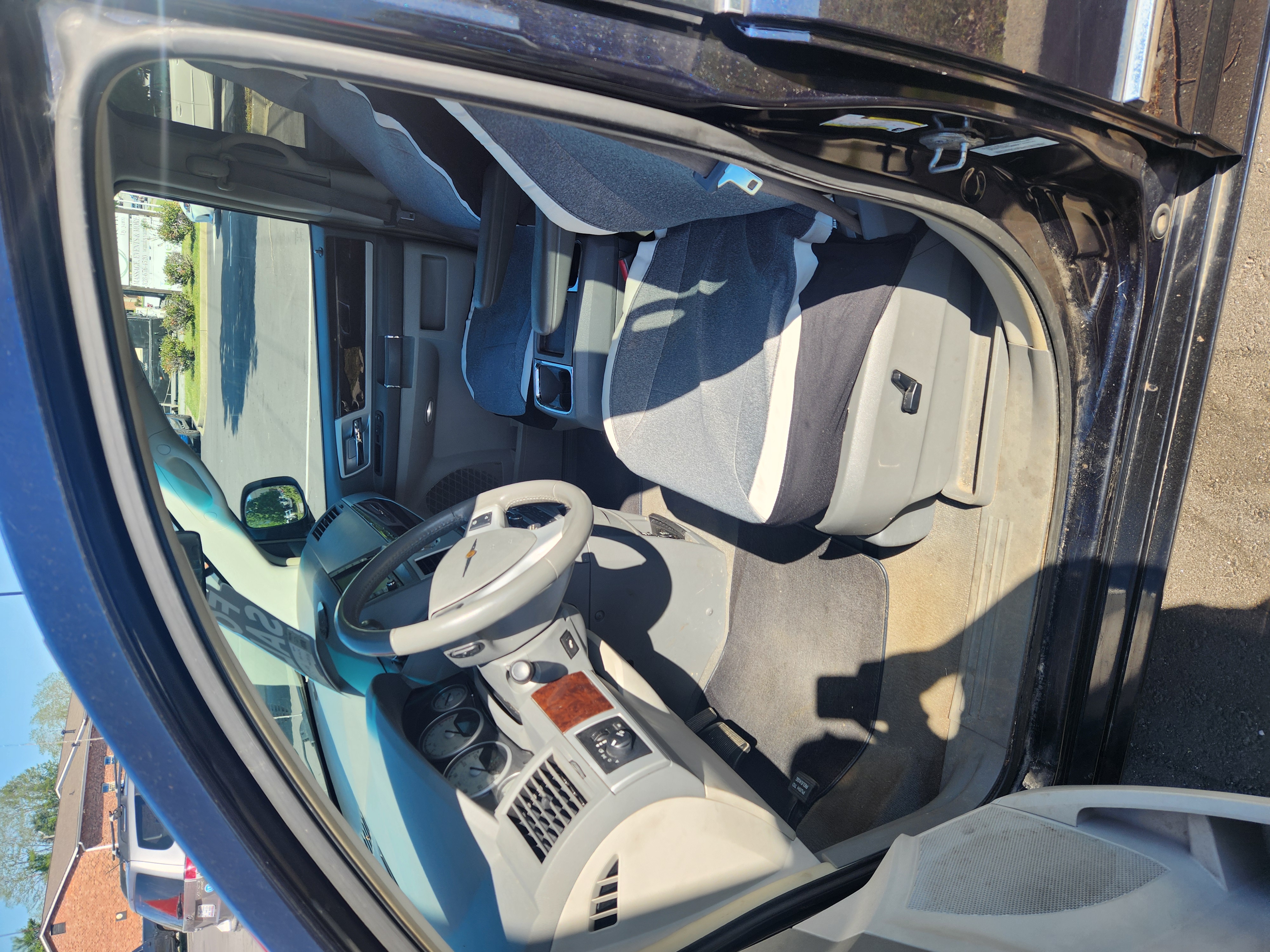 Used 2010 Chrysler Town & Country Touring FWD image 5