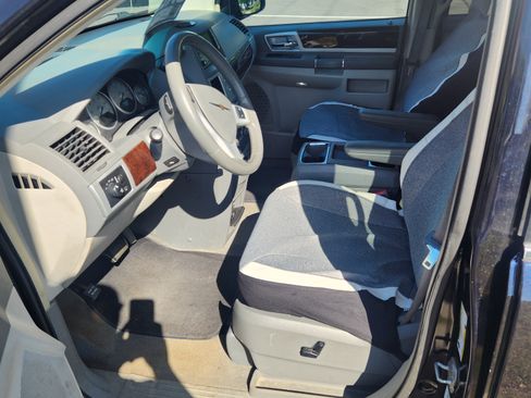 Used 2010 Chrysler Town & Country Touring FWD image 5