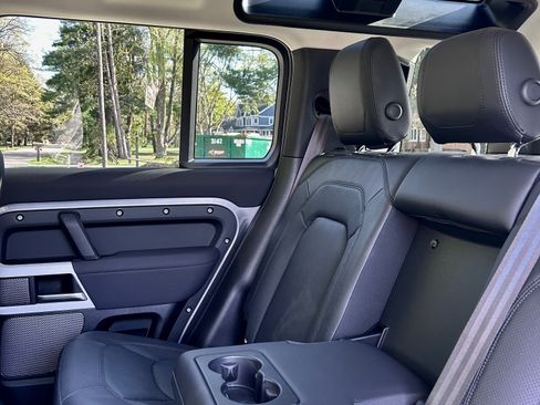 Used 2023 Land Rover Defender 110 SE AWD/4WD image 8