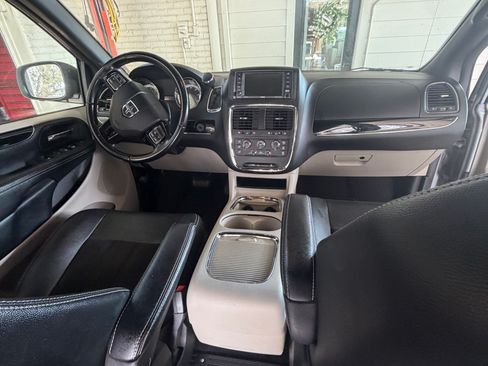 Used 2020 Dodge Grand Caravan SXT image 9