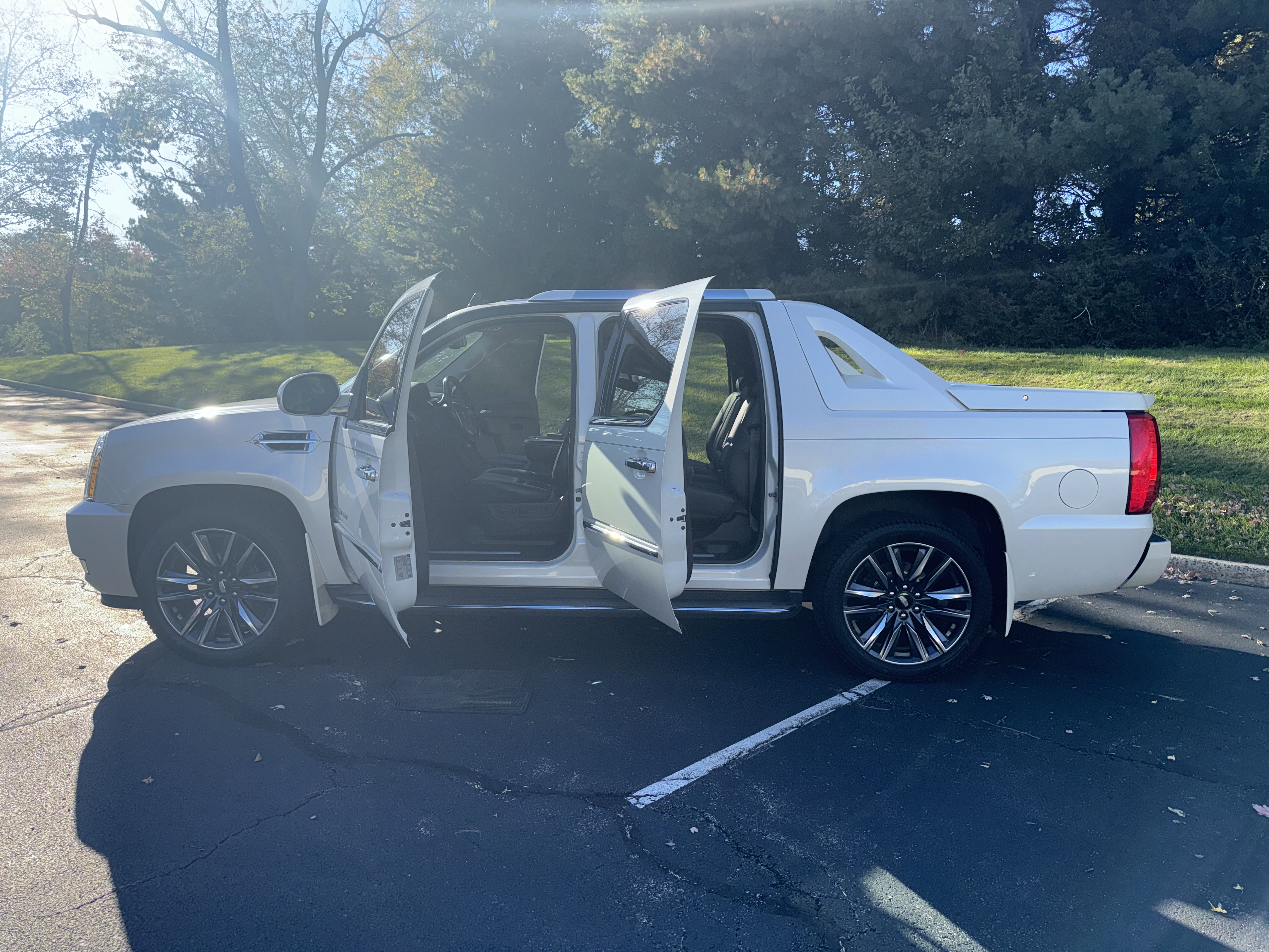 Used 2012 Cadillac Escalade EXT Luxury AWD/4WD image 12