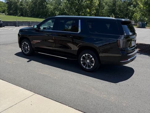 Used 2025 Chevrolet Suburban LT w/ Comfort Package AWD/4WD image 5