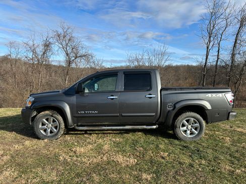Used 2009 Nissan Titan SE w/ SE Drivers Convenience Pkg image 2