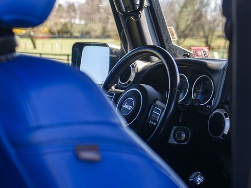 Used 2015 Jeep Wrangler Unlimited Rubicon w/ Connectivity Group image 21