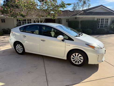 Used 2014 Toyota Prius Plug-In Hybrid image 12