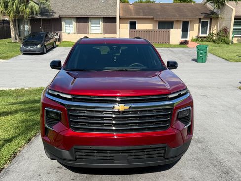 Used 2024 Chevrolet Traverse LT w/ Enhanced Driving Package FWD image 2
