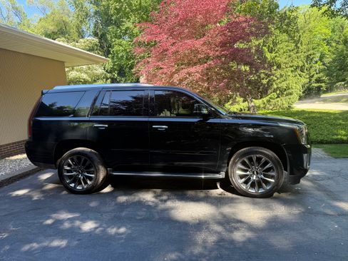 Used 2019 Cadillac Escalade Luxury w/ Escalade Sport Edition AWD/4WD image 2