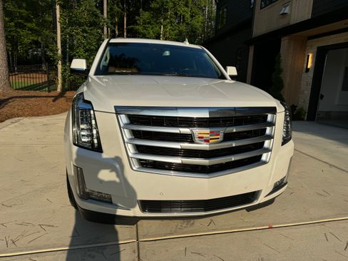Used 2016 Cadillac Escalade Luxury AWD/4WD image 2