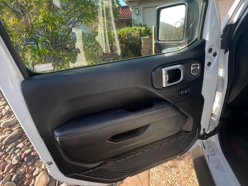 Used 2018 Jeep Wrangler Unlimited Sahara w/ Quick Order Package 24M Moab AWD/4WD image 15
