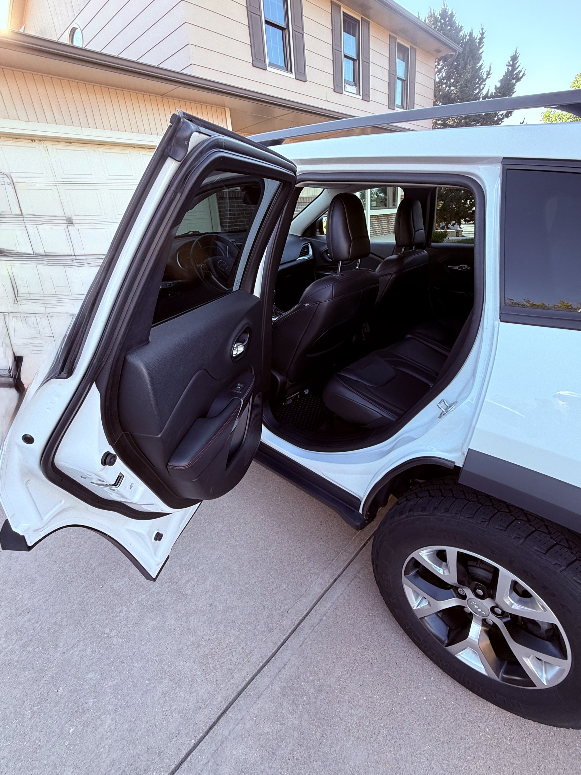 Used 2015 Jeep Cherokee Trailhawk w/ Cold Weather Group AWD/4WD image 10