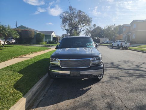 Used 2003 GMC Yukon SLT w/ 1SD Preferred Equipment Group image 2