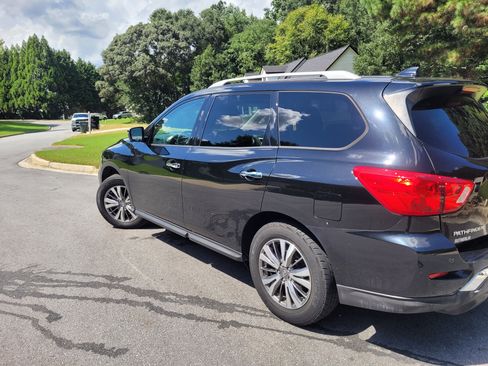 Used 2019 Nissan Pathfinder SL FWD image 4