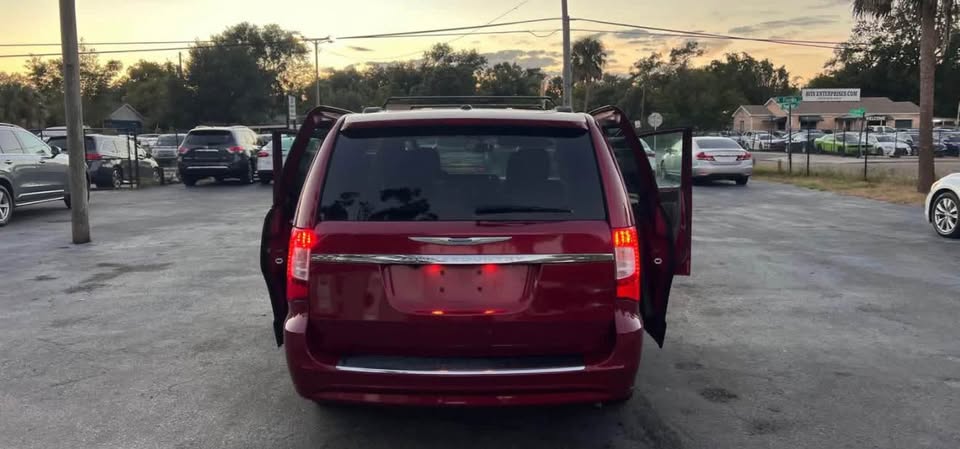 Used 2016 Chrysler Town & Country Touring-L FWD image 8