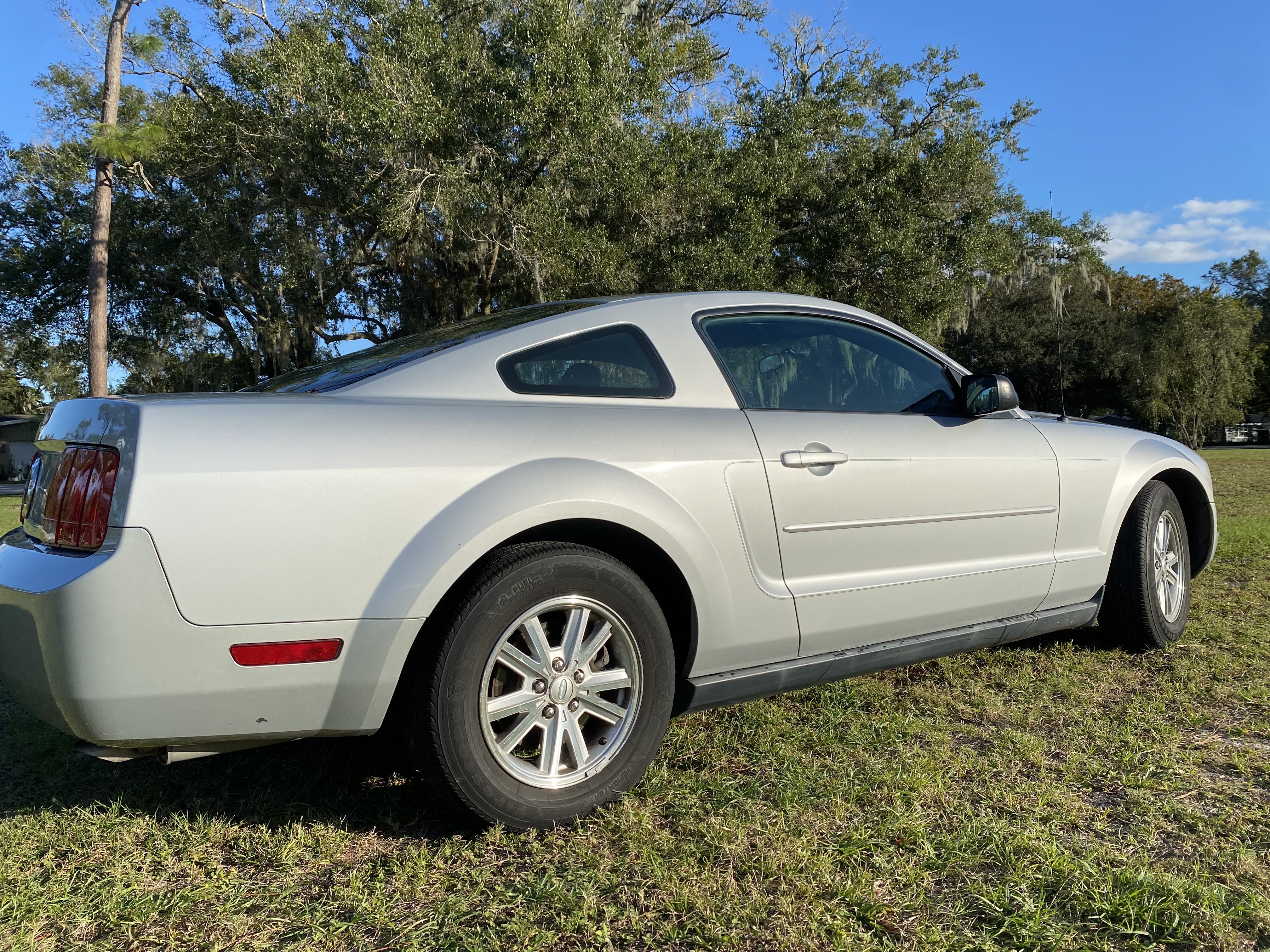 Used 2007 Ford Mustang Coupe RWD image 2