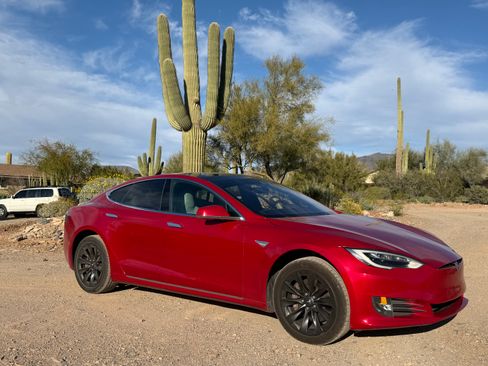 Used 2016 Tesla Model S 90D image 1
