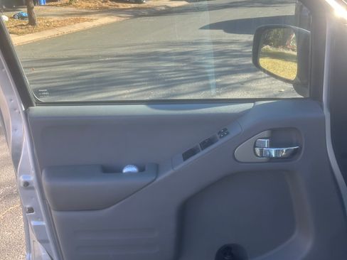 Used 2019 Nissan Frontier SV image 6