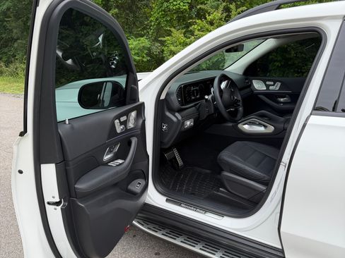 Used 2024 Mercedes-Benz GLS 450 4MATIC image 12