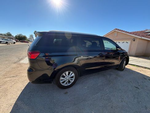 Used 2017 Kia Sedona LX w/ LX Essentials Premium Package FWD image 5