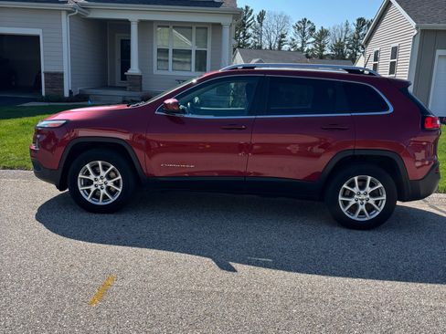 Used 2017 Jeep Cherokee Latitude AWD/4WD image 2