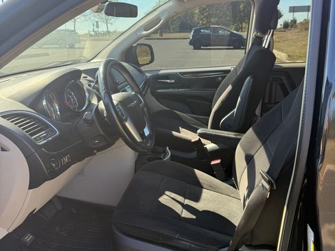 Used 2011 Chrysler Town & Country Touring image 9