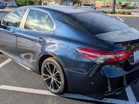 Used 2018 Toyota Camry SE image 4