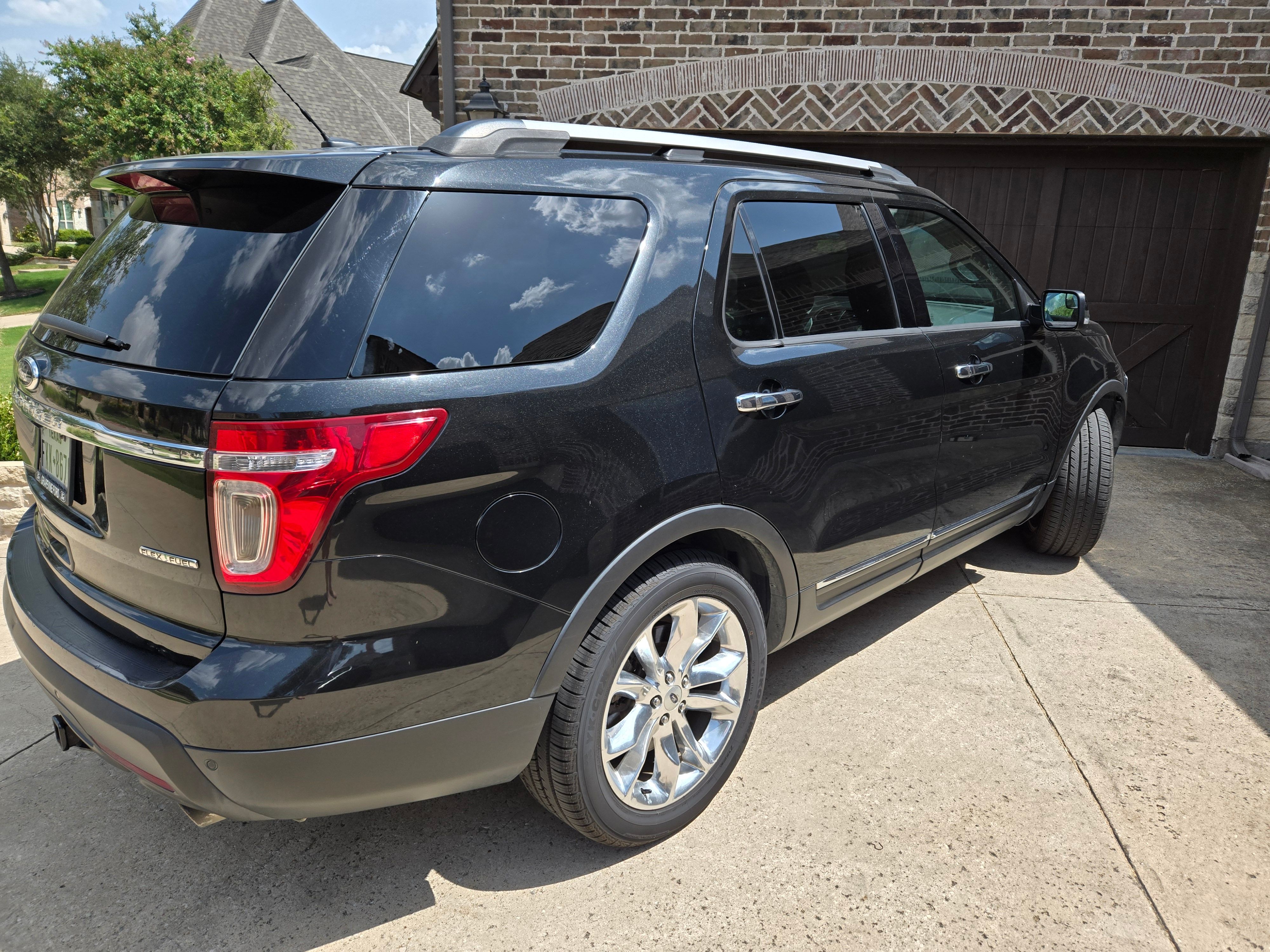Used 2015 Ford Explorer XLT w/ Equipment Group 202A FWD image 2