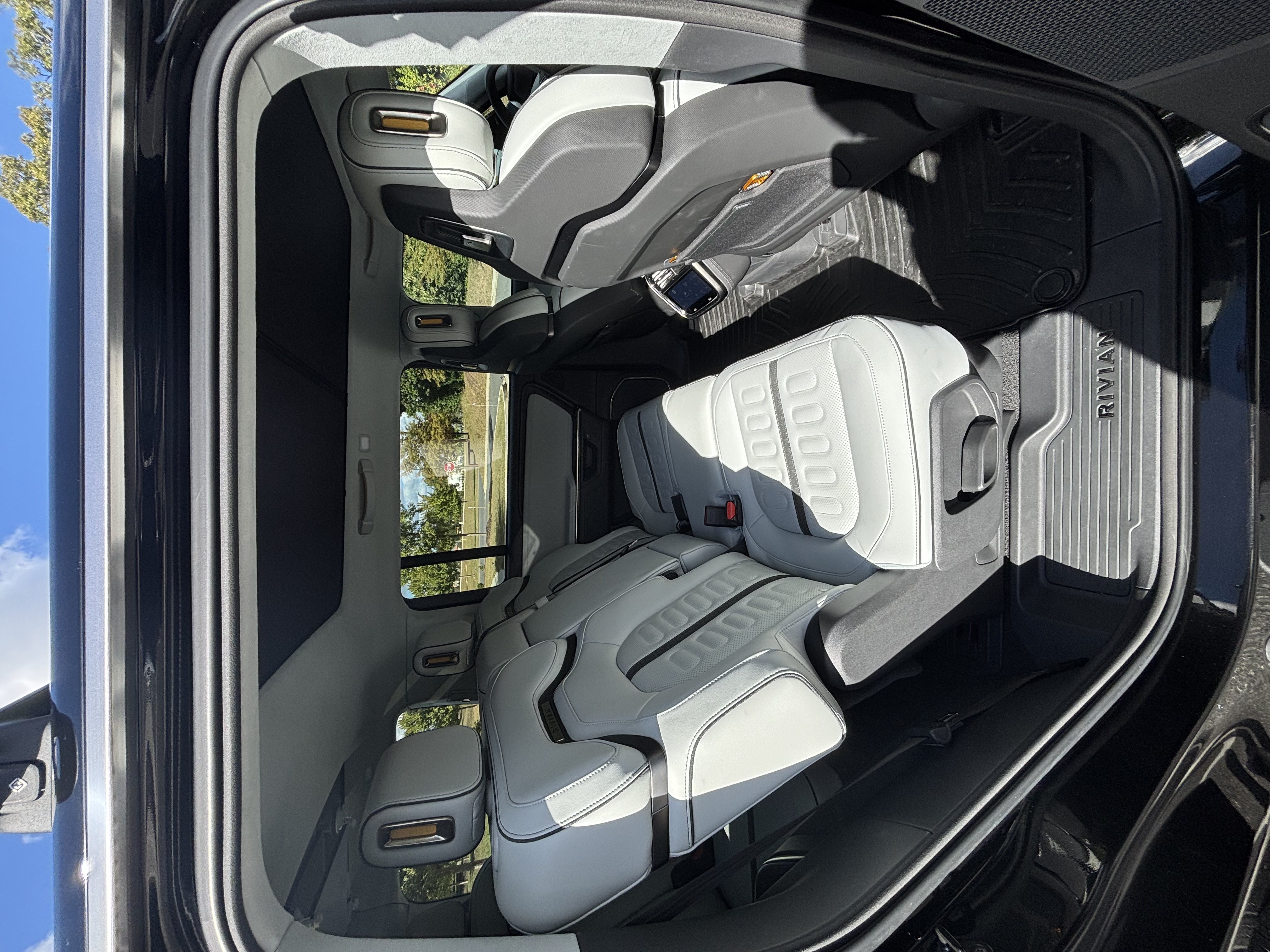 Used 2025 Rivian R1S Adventure Dual AWD/4WD image 22