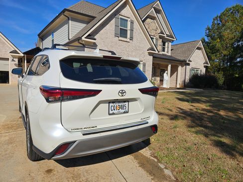 Used 2021 Toyota Highlander Platinum image 2