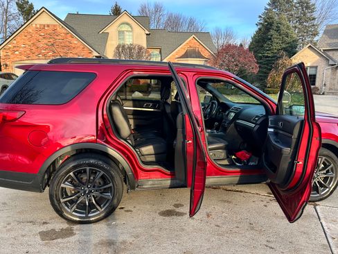 Used 2018 Ford Explorer XLT w/ Equipment Group 202A image 5