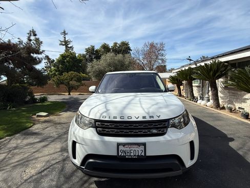 Used 2018 Land Rover Discovery SE image 4