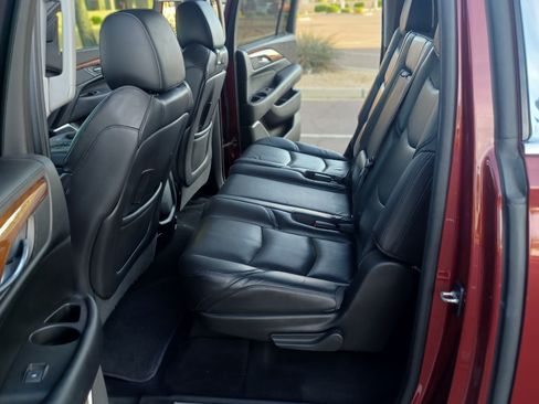 Used 2017 Cadillac Escalade ESV Luxury image 6