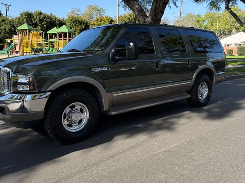 Used 2002 Ford Excursion XLT image 1