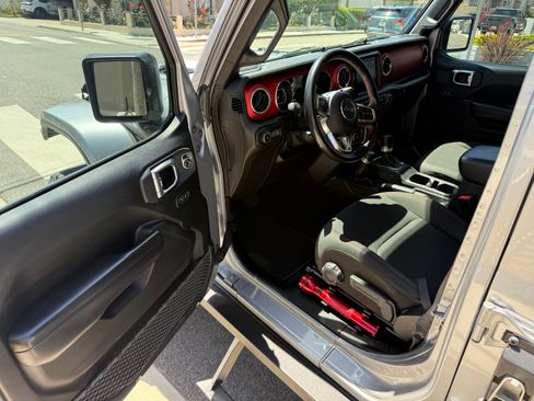 Used 2019 Jeep Wrangler Unlimited Rubicon AWD/4WD image 12