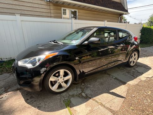 Used 2013 Hyundai Veloster FWD image 2