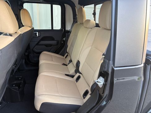 Used 2023 Jeep Gladiator Overland image 9