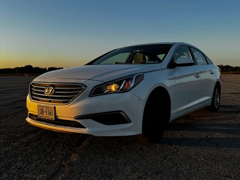 Used 2017 Hyundai Sonata SE image 2