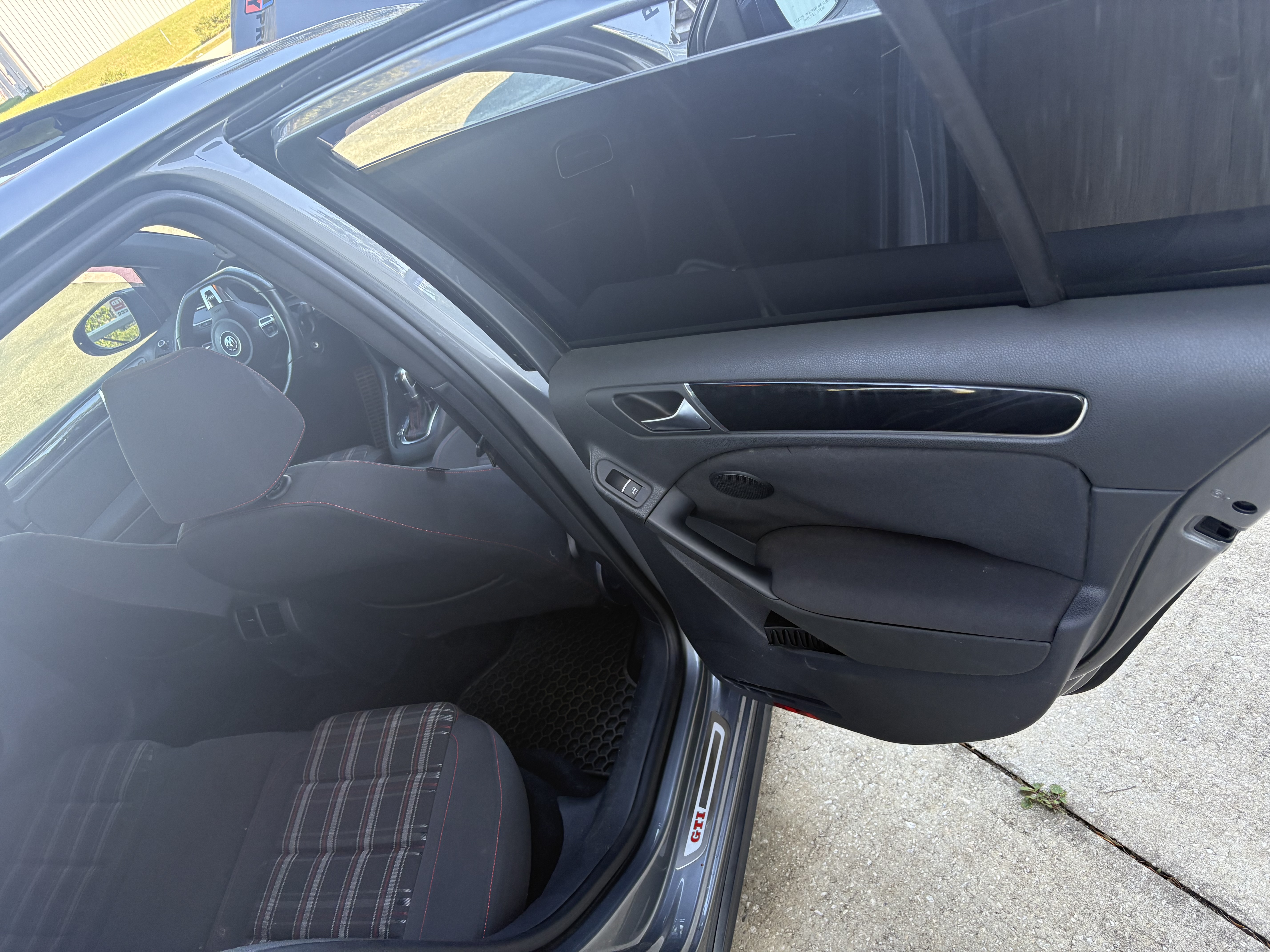 Used 2011 Volkswagen Golf 4-Door FWD image 19