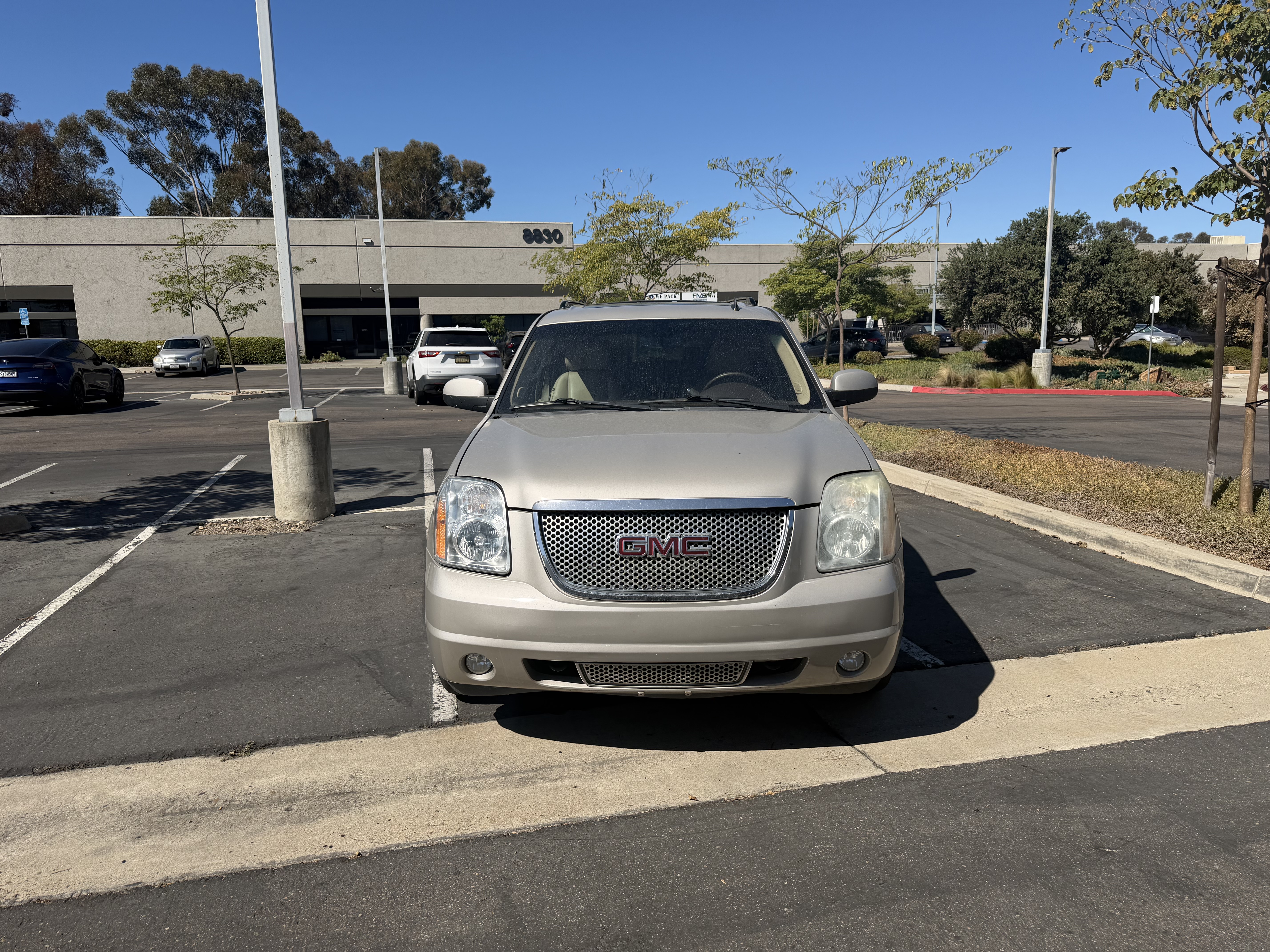 Used 2011 GMC Yukon XL Denali RWD image 2