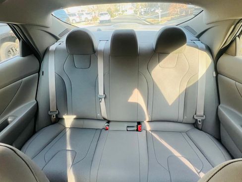 Used 2025 Hyundai Elantra SE image 15