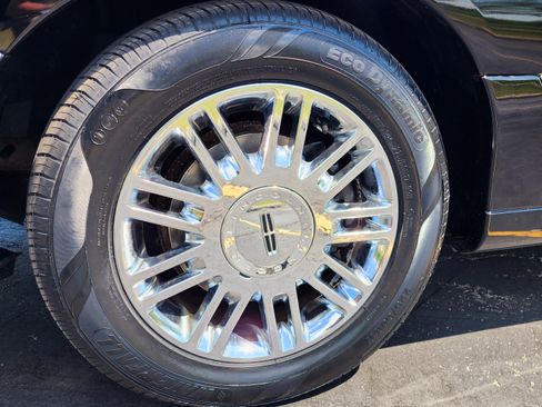 Used 2010 Lincoln Town Car Signature Limited image 23