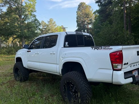 Used 2017 Toyota Tacoma SR w/ Tow Package AWD/4WD image 10