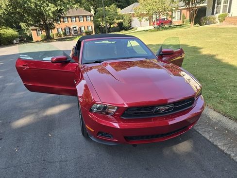Used 2010 Ford Mustang Convertible image 8