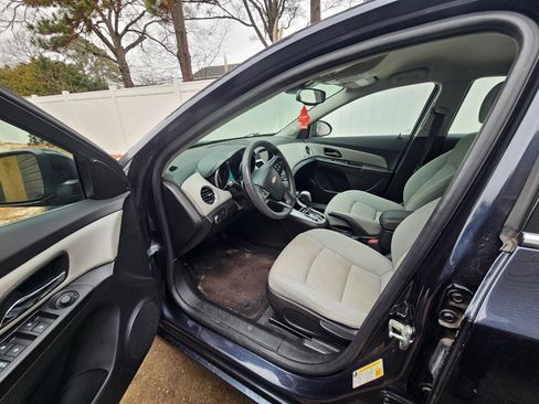 Used 2016 Chevrolet Cruze LT w/ Technology Package image 10