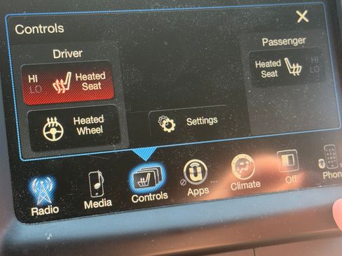 Used 2017 Jeep Cherokee Latitude w/ Cold Weather Group FWD image 9