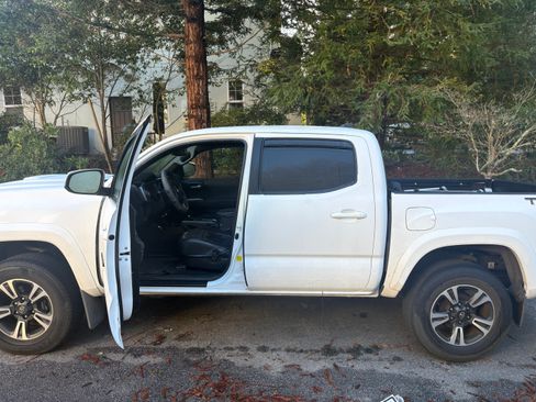 Used 2018 Toyota Tacoma TRD Sport image 7