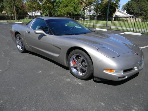 Used 2000 Chevrolet Corvette Coupe w/ Performance Handling Pkg image 4
