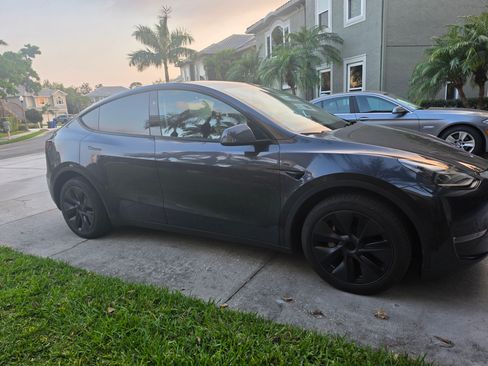 Used 2024 Tesla Model Y Long Range image 1