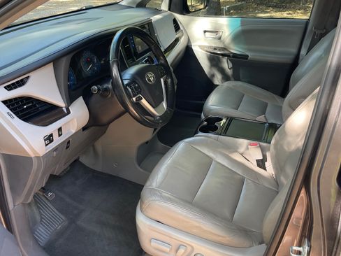 Used 2016 Toyota Sienna XLE FWD image 12