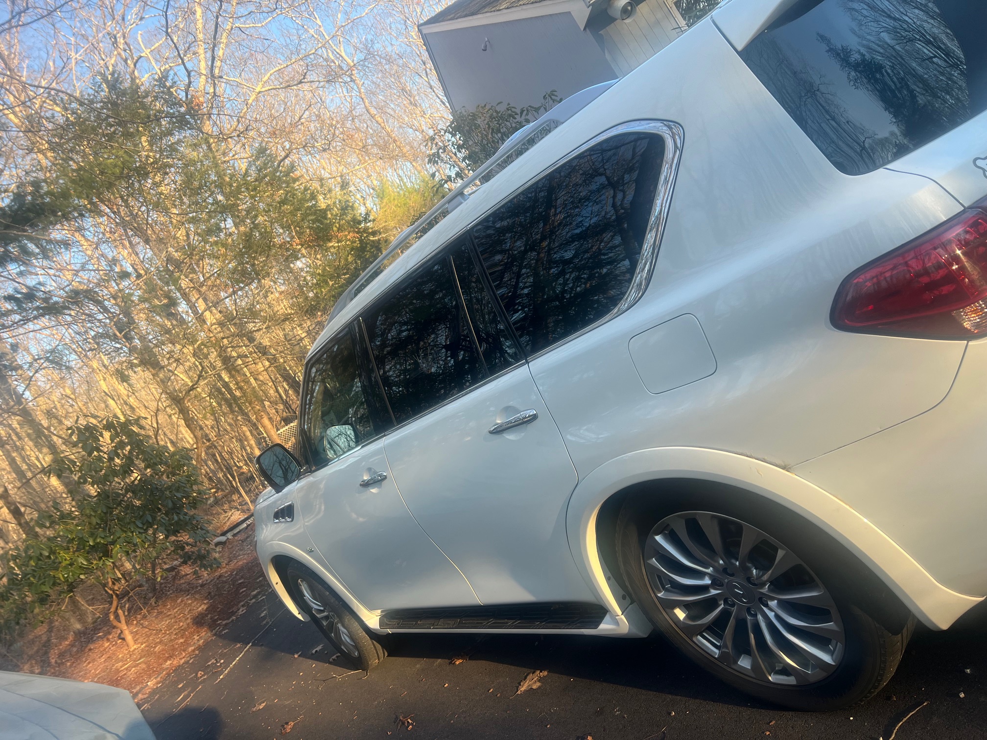 Used 2015 INFINITI QX80 4WD w/ Deluxe Technology Package image 5